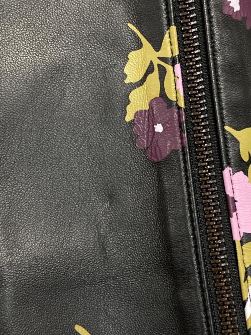 Kate Spade（ケイトスペード）Kate Spade (ケイトスペード) ラムレザーフラワープリントブルゾン ラベンダー×ブラック サイズ:Mの古着・服飾アイテム