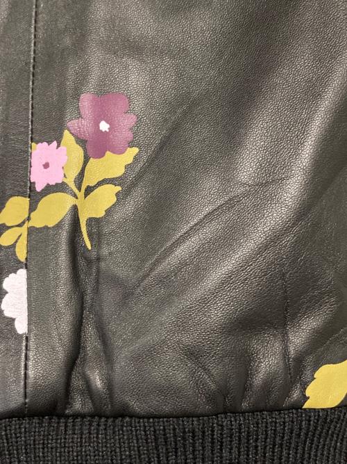 Kate Spade（ケイトスペード）Kate Spade (ケイトスペード) ラムレザーフラワープリントブルゾン ラベンダー×ブラック サイズ:Mの古着・服飾アイテム