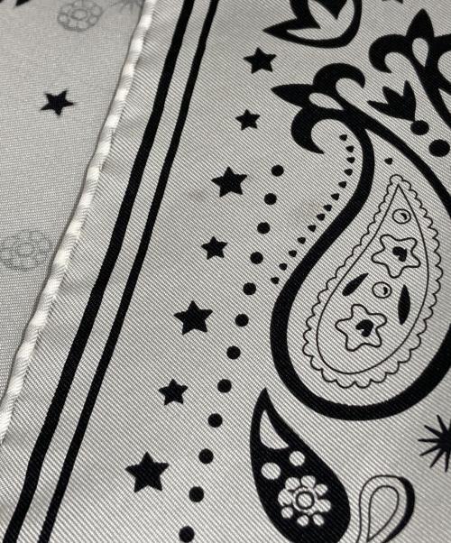 HERMES（エルメス）HERMES (エルメス) カレ55　BRIDES ET DESTIN BAND 馬勒と運命 ホワイトの古着・服飾アイテム