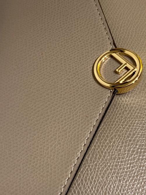 FENDI（フェンディ）FENDI (フェンディ) チェーンショルダーバッグ ベージュの古着・服飾アイテム