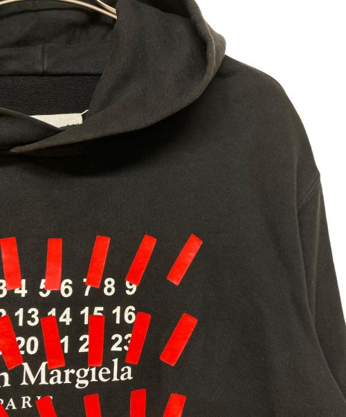 Maison Margiela（メゾンマルジェラ）Maison Margiela (メゾンマルジェラ) カレンダーロゴプリントフーディ ブラック サイズ:46の古着・服飾アイテム