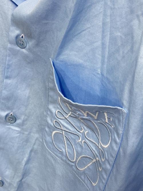 LOEWE（ロエベ）LOEWE (ロエベ) アナグラム刺繍レギュラーカラーシャツ ブルー サイズ:42の古着・服飾アイテム