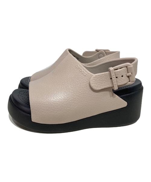 crocs（クロックス）crocs (クロックス) ディラン プラットフォーム スライド ベージュ×ブラック サイズ:22 未使用品の古着・服飾アイテム