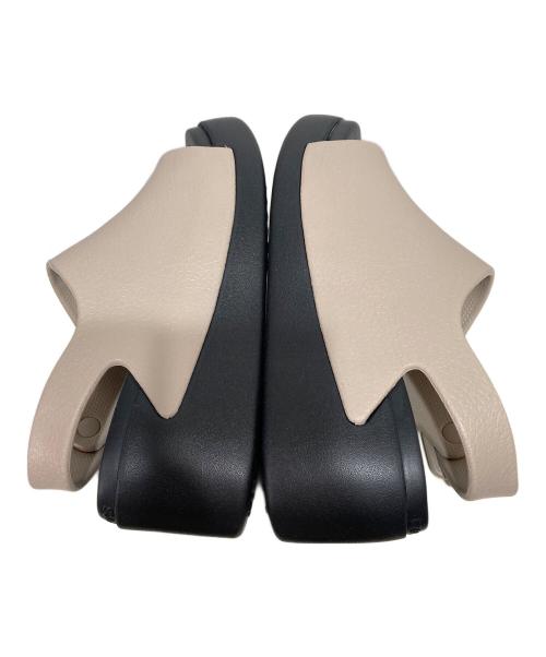 crocs（クロックス）crocs (クロックス) ディラン プラットフォーム スライド ベージュ×ブラック サイズ:22 未使用品の古着・服飾アイテム