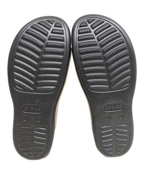 crocs（クロックス）crocs (クロックス) ディラン プラットフォーム スライド ベージュ×ブラック サイズ:22 未使用品の古着・服飾アイテム