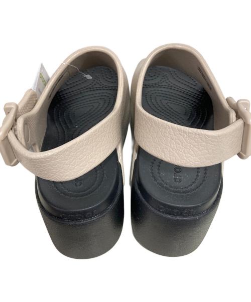 crocs（クロックス）crocs (クロックス) ディラン プラットフォーム スライド ベージュ×ブラック サイズ:22 未使用品の古着・服飾アイテム