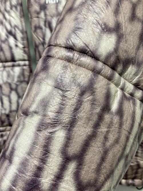 HUF（ハフ）HUF (ハフ) 89 WARPED Camo Tyvek PUFFER グレー サイズ:Sの古着・服飾アイテム