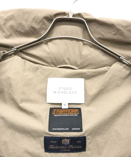 STUDIO NICHOLSON（スタジオ ニコルソン）STUDIO NICHOLSON (スタジオニコルソン) OJECT エコダウンジャケット ベージュ サイズ:Mの古着・服飾アイテム