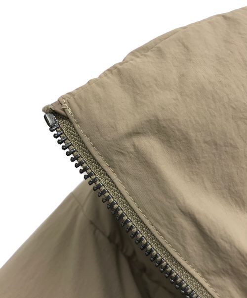 STUDIO NICHOLSON（スタジオ ニコルソン）STUDIO NICHOLSON (スタジオニコルソン) OJECT エコダウンジャケット ベージュ サイズ:Mの古着・服飾アイテム