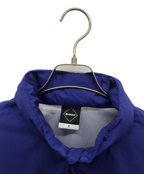 F.C.R.B.（エフシーレアルブリストル）F.C.R.B. (エフシーアールビー) PACKABLE STAND COLLAR JACKET ブルー サイズ:Sの古着・服飾アイテム