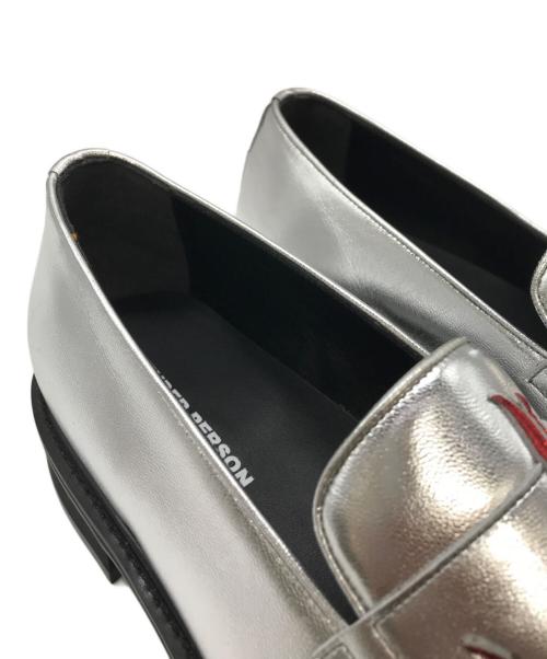 TENDER PERSON（テンダ―パーソン）TENDER PERSON (テンダ―パーソン) FLAME PATTERN LOAFER シルバー サイズ:27の古着・服飾アイテム