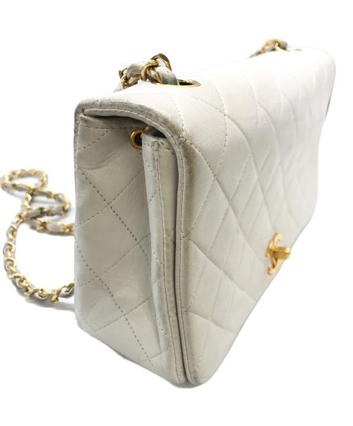 CHANEL（シャネル）CHANEL (シャネル) フルフラップマトラッセチェーンショルダーバック ホワイトの古着・服飾アイテム