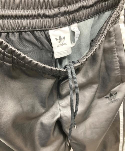adidas（アディダス）adidas (アディダス) フェイクレザートラックパンツ ブラック サイズ:Mの古着・服飾アイテム