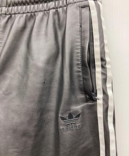 adidas（アディダス）adidas (アディダス) フェイクレザートラックパンツ ブラック サイズ:Mの古着・服飾アイテム