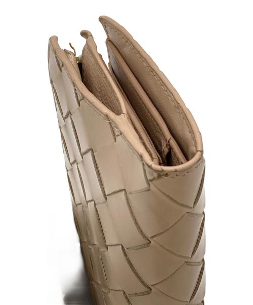 BOTTEGA VENETA（ボッテガベネタ）BOTTEGA VENETA (ボッテガベネタ) ミディアム二つ折りウォレット ベージュの古着・服飾アイテム