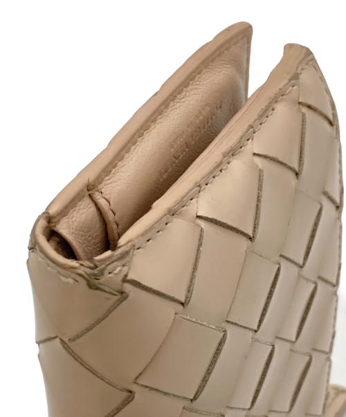 BOTTEGA VENETA（ボッテガベネタ）BOTTEGA VENETA (ボッテガベネタ) ミディアム二つ折りウォレット ベージュの古着・服飾アイテム