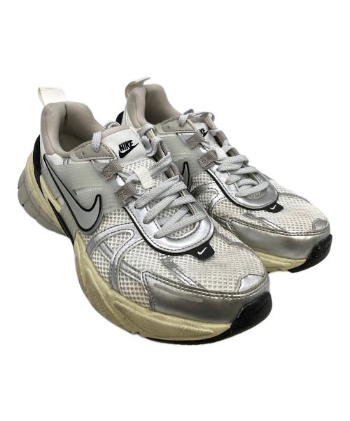 NIKE（ナイキ）NIKE (ナイキ) V2K RUN Women's シルバー サイズ:US7.5の古着・服飾アイテム