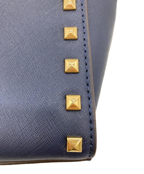 MICHAEL KORS（マイケル・コース）MICHAEL KORS (マイケルコース) ロックスタッズ 2WAYショルダーバッグ ネイビーの古着・服飾アイテム