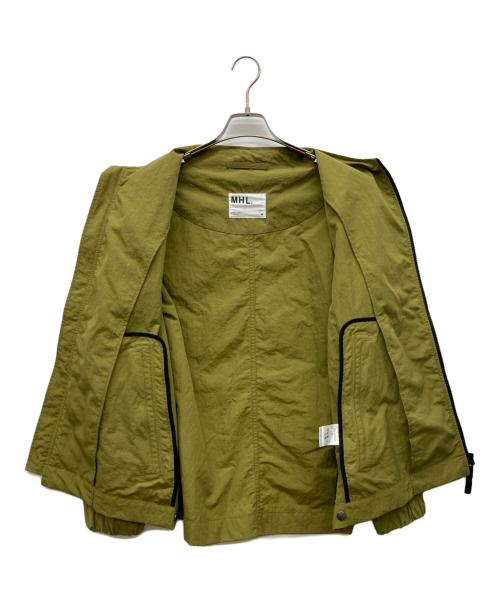 MHL（エムエイチエル）MHL (エムエイチエル) ノーカラーナイロンジャケット オリーブ サイズ:Mの古着・服飾アイテム