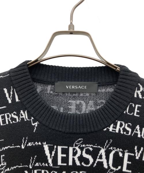 VERSACE（ヴェルサーチェ）VERSACE (ヴェルサーチェ) 総柄ロゴジャカートニット ブラック サイズ:48の古着・服飾アイテム