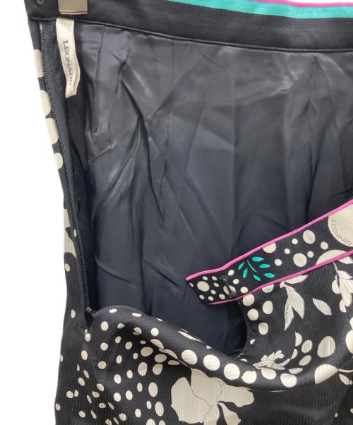 LEONARD FASHION（レオナールファッション）LEONARD FASHION (レオナールファッション) 花柄ジャケット＆スカートセットアップ ブラック サイズ:9AR ｼﾞｬｹｯﾄ:B,82-H90-T156 ｽｶｰﾄ:W66-H92の古着・服飾アイテム