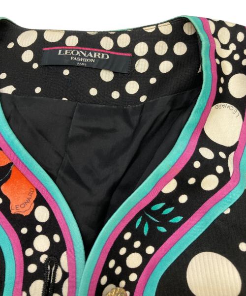 LEONARD FASHION（レオナールファッション）LEONARD FASHION (レオナールファッション) 花柄ジャケット＆スカートセットアップ ブラック サイズ:9AR ｼﾞｬｹｯﾄ:B,82-H90-T156 ｽｶｰﾄ:W66-H92の古着・服飾アイテム