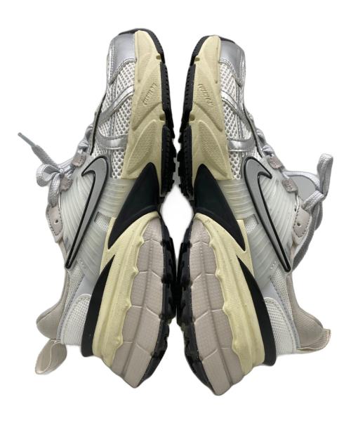 NIKE（ナイキ）NIKE (ナイキ) W V2K RUN SUMMIT WHITE/METALLIC SILVER シルバー サイズ:US6.5の古着・服飾アイテム
