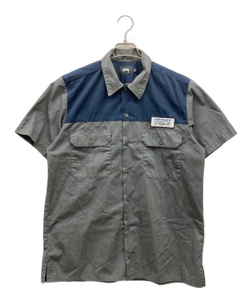 stussy（ステューシー）stussy (ステューシー) ワッペン半袖ワークシャツ グレー サイズ:MEDIUMの古着・服飾アイテム