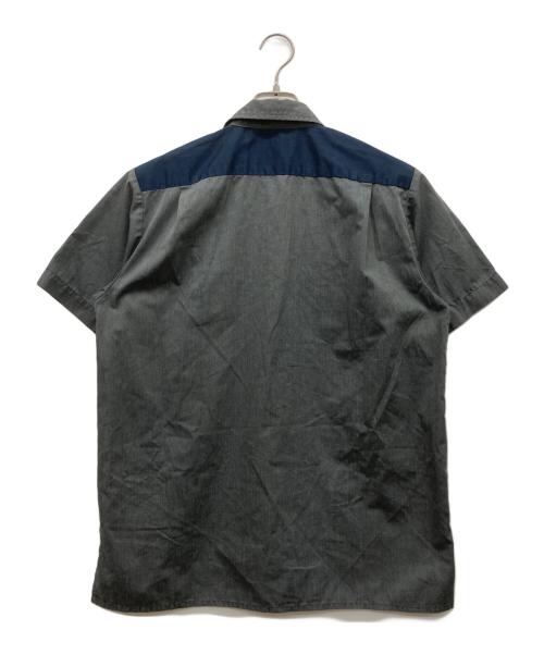 stussy（ステューシー）stussy (ステューシー) ワッペン半袖ワークシャツ グレー サイズ:MEDIUMの古着・服飾アイテム