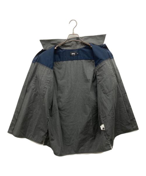 stussy（ステューシー）stussy (ステューシー) ワッペン半袖ワークシャツ グレー サイズ:MEDIUMの古着・服飾アイテム