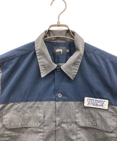 stussy（ステューシー）stussy (ステューシー) ワッペン半袖ワークシャツ グレー サイズ:MEDIUMの古着・服飾アイテム