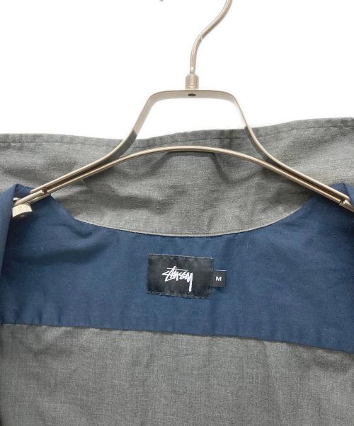 stussy（ステューシー）stussy (ステューシー) ワッペン半袖ワークシャツ グレー サイズ:MEDIUMの古着・服飾アイテム