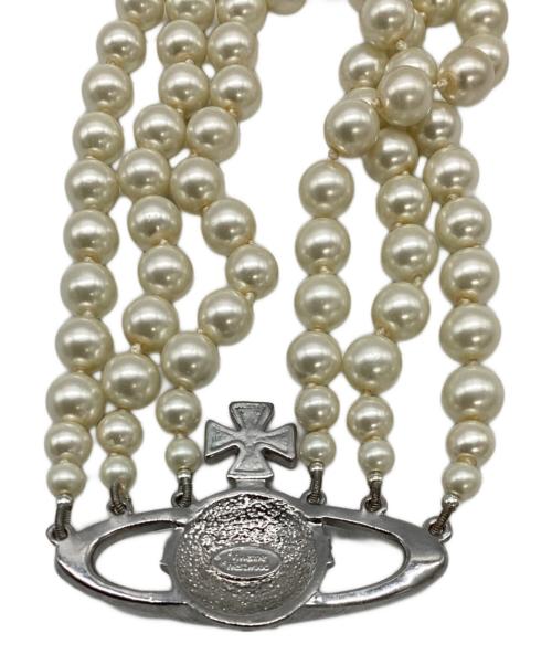 Vivienne Westwood（ヴィヴィアンウエストウッド）Vivienne Westwood (ヴィヴィアンウエストウッド) THREE ROW PEARL BAS RELIEF ベージュの古着・服飾アイテム