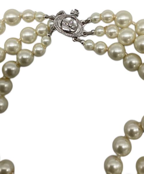 Vivienne Westwood（ヴィヴィアンウエストウッド）Vivienne Westwood (ヴィヴィアンウエストウッド) THREE ROW PEARL BAS RELIEF ベージュの古着・服飾アイテム