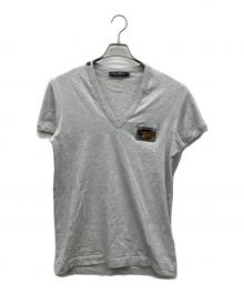 DOLCE & GABBANA（ドルチェ＆ガッバーナ）の古着「メタルプレートVネックTシャツ」｜グレー