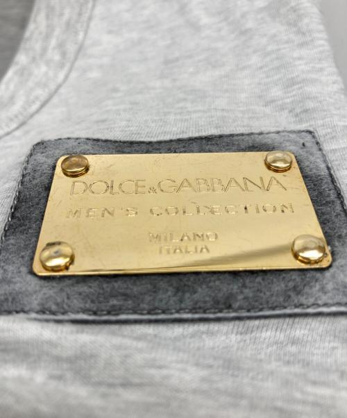 DOLCE & GABBANA（ドルチェ＆ガッバーナ）DOLCE & GABBANA (ドルチェ＆ガッバーナ) メタルプレートVネックTシャツ グレー サイズ:48の古着・服飾アイテム