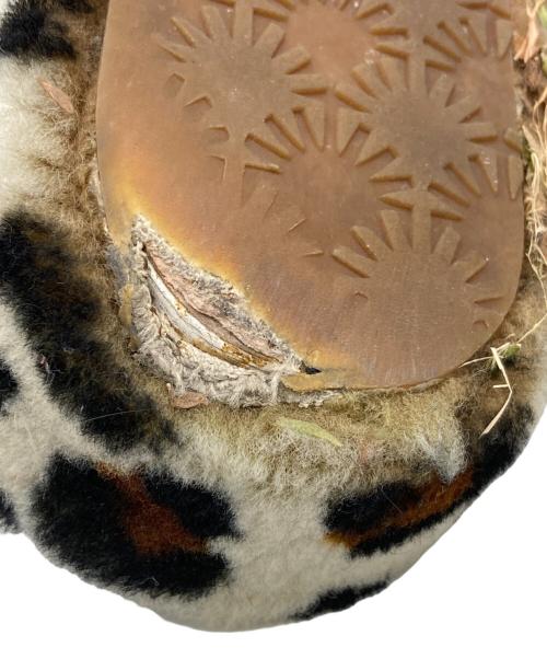 UGG（アグ）UGG (アグ) FLUFF YEAH SLIDE LEOPARD ムートンフラップヤースライド ベージュ サイズ:USA 7の古着・服飾アイテム