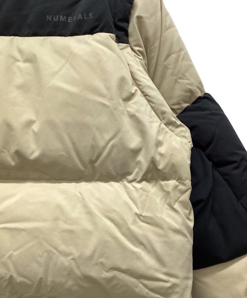 NUMERALS（ヌメラルズ）NUMERALS (ヌメラルズ) ダウンジャケット ベージュ サイズ:Mの古着・服飾アイテム