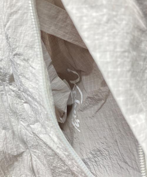 KEBOZ（ケボズ）KEBOZ (ケボズ) PACKABLE RIPSTOP NYLON HOODIE JACKET グレー サイズ:LARGE 未使用品の古着・服飾アイテム