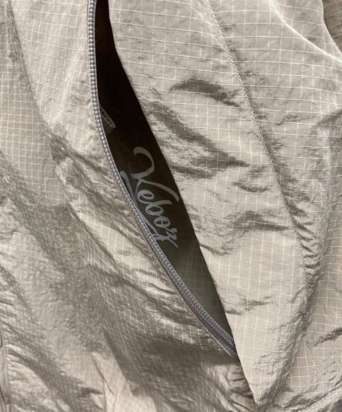 KEBOZ（ケボズ）KEBOZ (ケボズ) PACKABLE RIPSTOP NYLON HOODIE JACKET ベージュ サイズ:LARGE 未使用品の古着・服飾アイテム