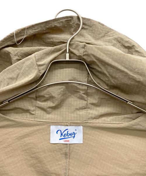 KEBOZ（ケボズ）KEBOZ (ケボズ) PACKABLE RIPSTOP NYLON HOODIE JACKET ベージュ サイズ:LARGE 未使用品の古着・服飾アイテム