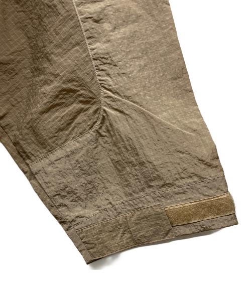 KEBOZ（ケボズ）KEBOZ (ケボズ) PACKABLE RIPSTOP NYLON HOODIE JACKET ベージュ サイズ:LARGE 未使用品の古着・服飾アイテム