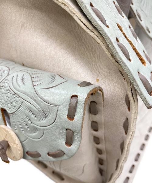 Carving Tribes（カービングトライブス）Carving Tribes (カービングトライブス) バイカラー型押しレザーバッグ ベージュ×ライトブルーの古着・服飾アイテム