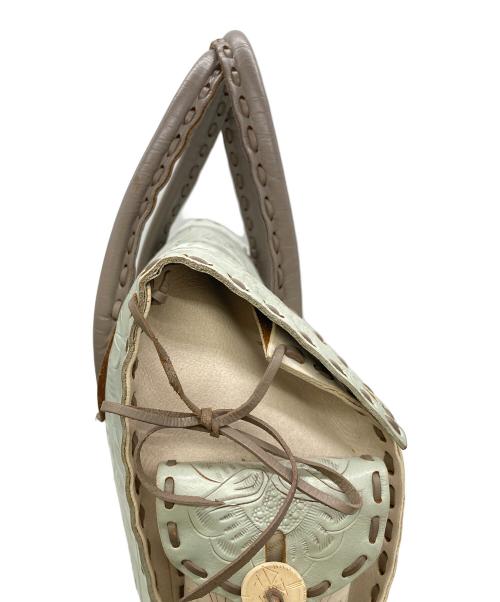 Carving Tribes（カービングトライブス）Carving Tribes (カービングトライブス) バイカラー型押しレザーバッグ ベージュ×ライトブルーの古着・服飾アイテム