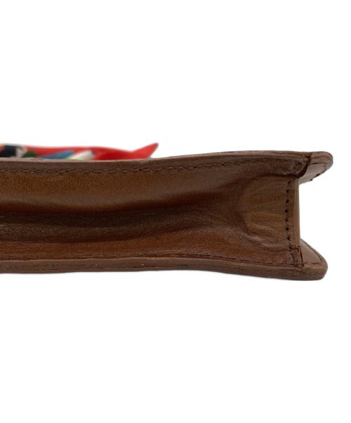 Carving Tribes（カービングトライブス）CARVING TRIBES (カービングトライブス) スカーフ付型押しショルダーバッグ ブラウンの古着・服飾アイテム