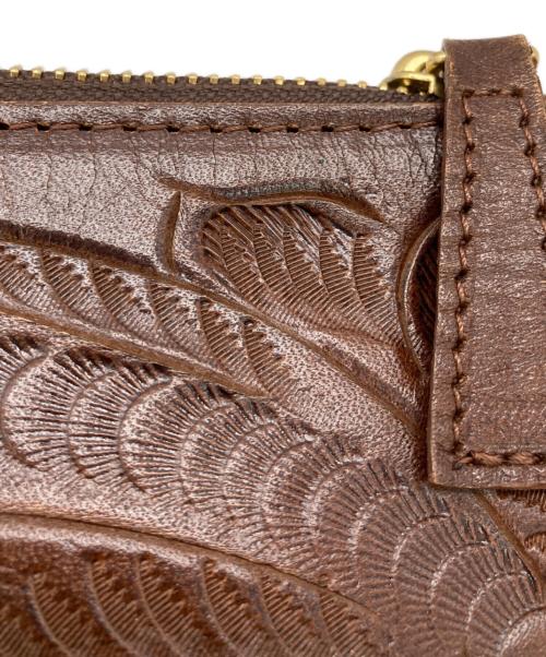 Carving Tribes（カービングトライブス）CARVING TRIBES (カービングトライブス) スカーフ付型押しショルダーバッグ ブラウンの古着・服飾アイテム