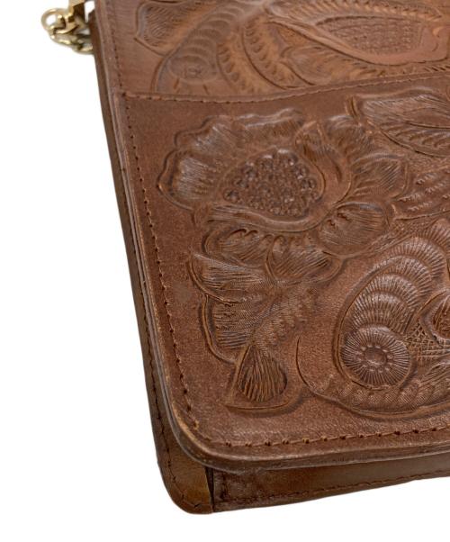 Carving Tribes（カービングトライブス）CARVING TRIBES (カービングトライブス) スカーフ付型押しショルダーバッグ ブラウンの古着・服飾アイテム