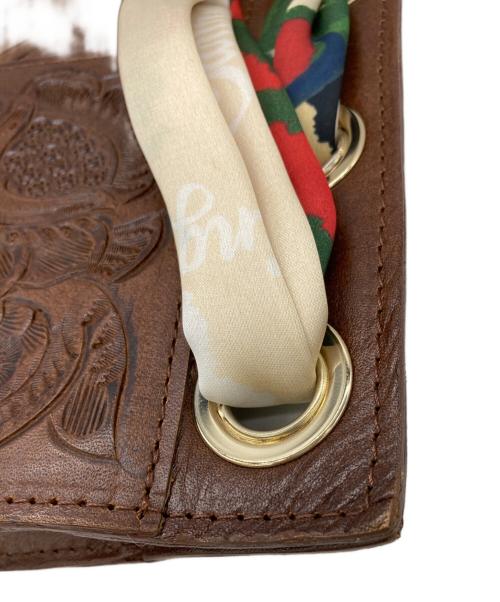 Carving Tribes（カービングトライブス）CARVING TRIBES (カービングトライブス) スカーフ付型押しショルダーバッグ ブラウンの古着・服飾アイテム