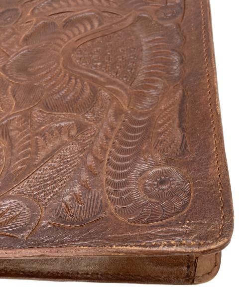 Carving Tribes（カービングトライブス）CARVING TRIBES (カービングトライブス) スカーフ付型押しショルダーバッグ ブラウンの古着・服飾アイテム