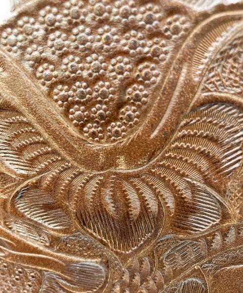 Carving Tribes（カービングトライブス）CARVING TRIBES (カービングトライブス) スカーフ付型押しショルダーバッグ ブラウンの古着・服飾アイテム